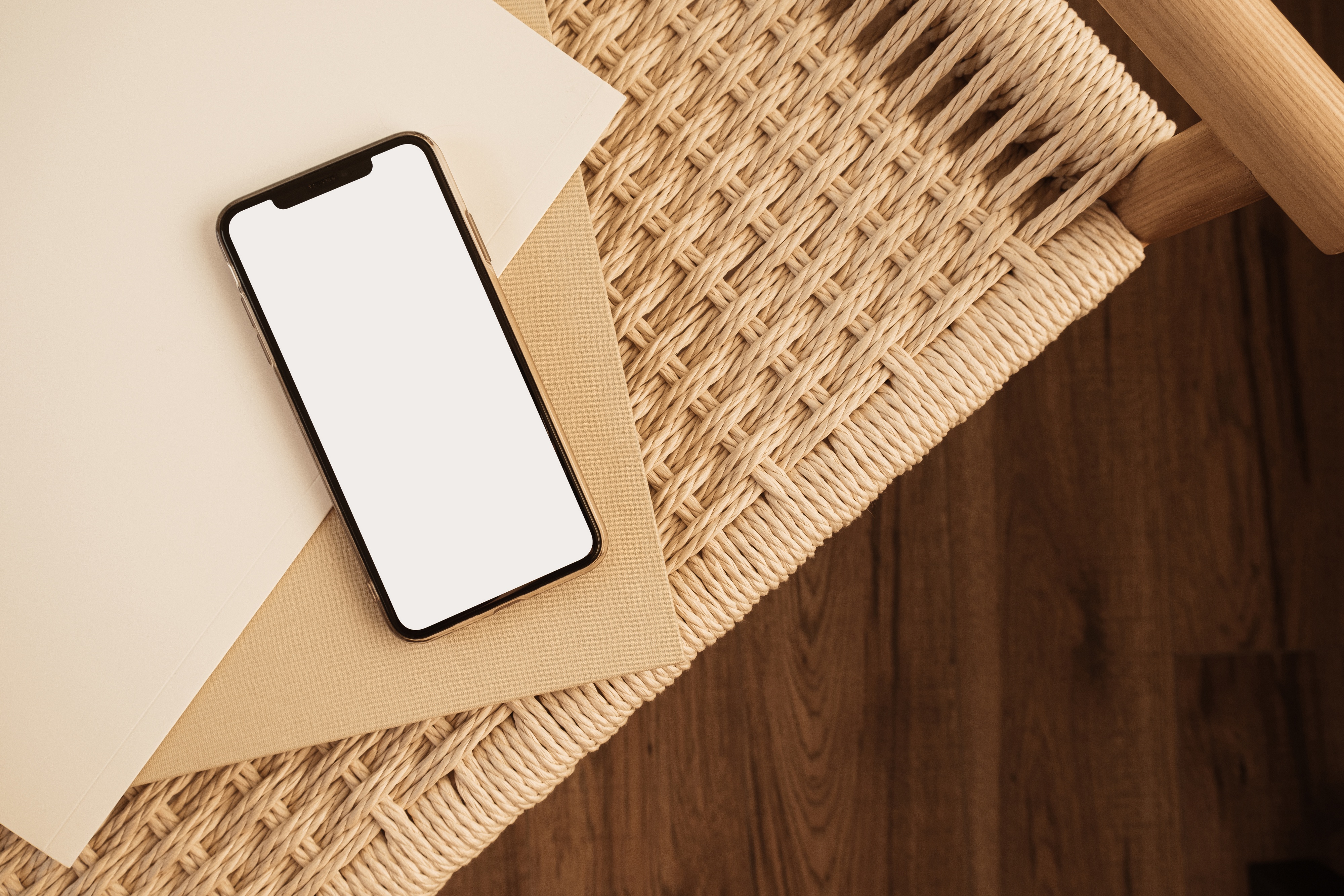 Un smartphone affichant un écran blanc. Il s’agit habituellement d’une panne ayant pour cause une mise à jour incomplète du système. © Floral Deco, AdobeStock